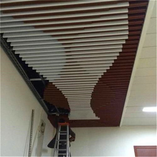 弧形鋁方通 現代商場裝飾的點睛之筆，白色鋁板的優雅演繹